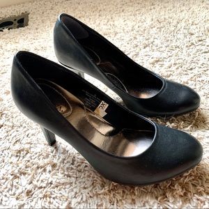 Merona black leather pumps size 6